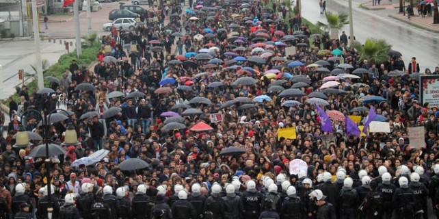 Türkiye Özgecan'ına ağlıyor!