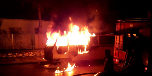 Bursa'da minibüs alev alev yandı