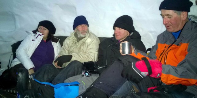 Hayat kurtaran kar mağarasında çay kahve keyfi...