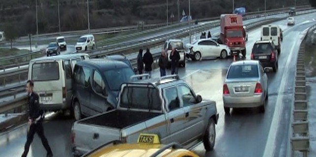 Buzlanan yolda 10 araç birbirine girdi