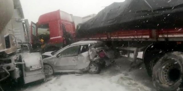 Onlarca araç  birbirine girdi!