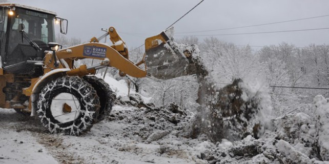 Bursa’da 50 tonluk kaya yol kapattı