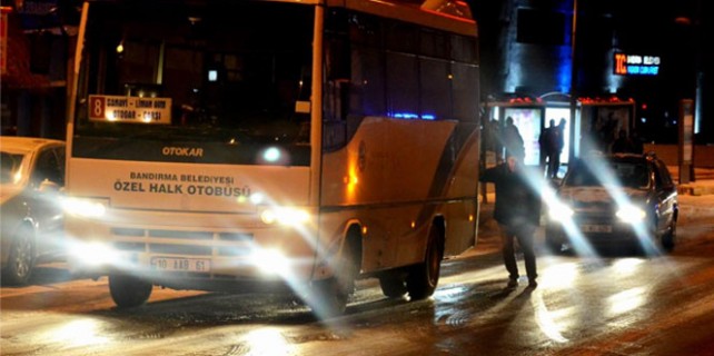 Görenler gözlerine inanamadı! Otobüsü tek başına itti...