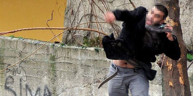 Çocuklarını göremeyince satırla kendini doğramaya kalktı