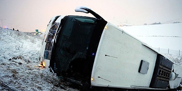 Bursa'da feci kaza! Yolcu otobüsü buzlu yolda devrildi