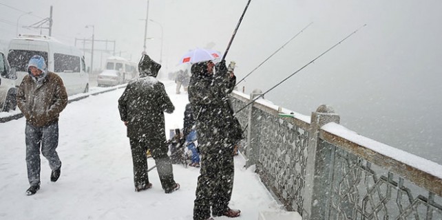 Kar altında balık tutma keyfi