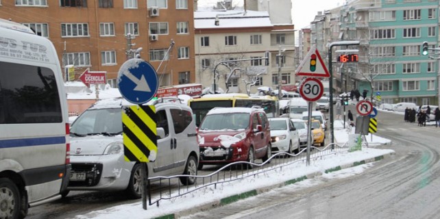 Yoğun kar yağışı Bursa'da trafiği felç etti...