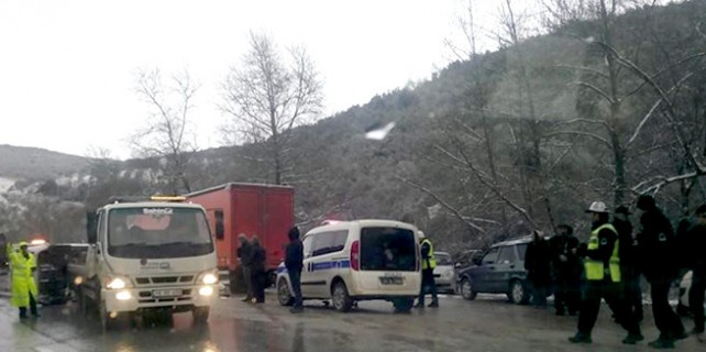 Bursa'da karlı yolda 4 araç birbirine girdi!