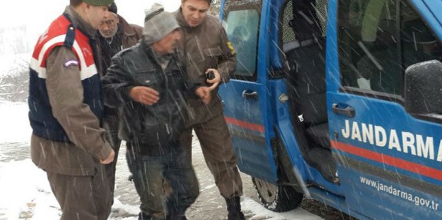 Donmak üzere olan çobanı jandarma kurtardı