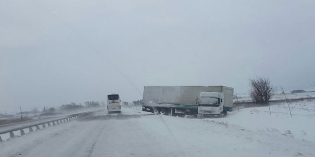 Kar Bursa'da yolları kapadı