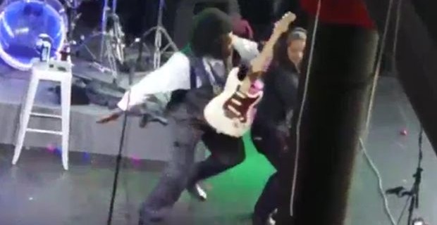 Sahnede hayranını yumrukladı