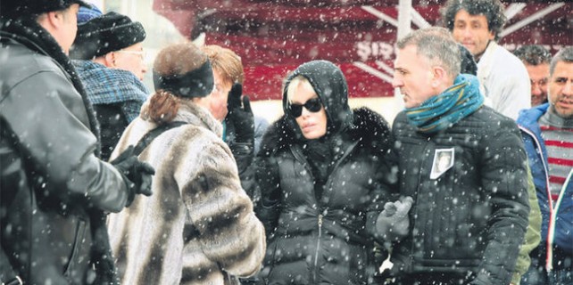 Cenazede şok! Ajda Pekkan olay yarattı