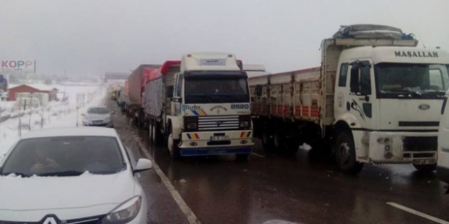 Bursa-İzmir yolunda kar esareti
