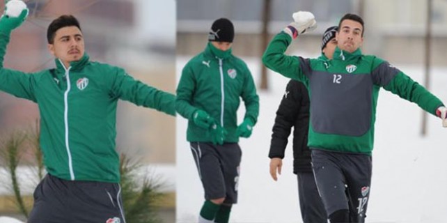 Bursasporlu futbolcuların kar savaşı