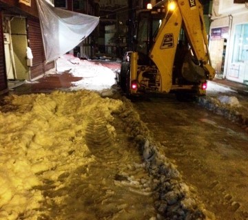Nilüfer Belediyesi’nden Ünlü Cadde’de kar temizliği
