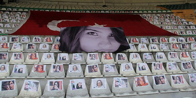 Bursaspor taraftarlarından Özgecan için pankart