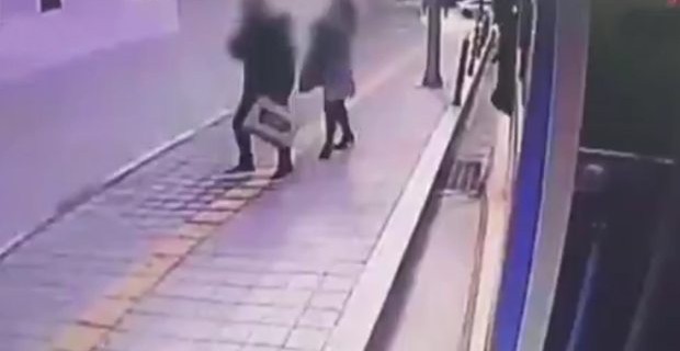 Yol genç çifti yuttu