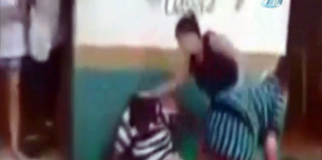 3 kadın genç adamı evire çevire dövdü