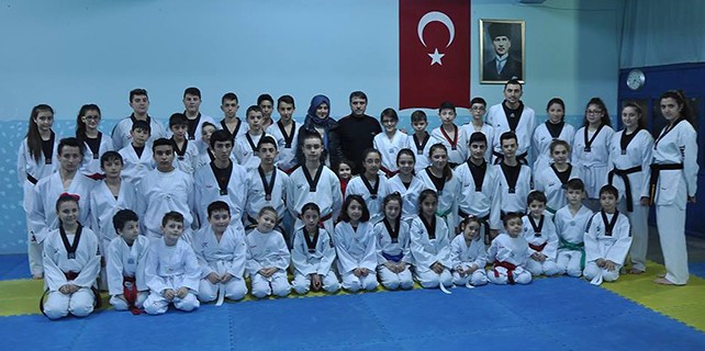 Genç sporcular kuşak için yarıştı