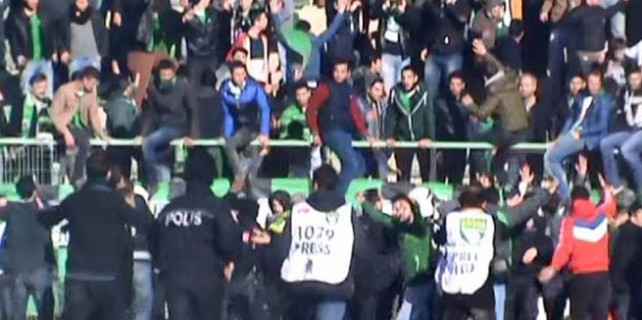 Maç bitti, saha karıştı