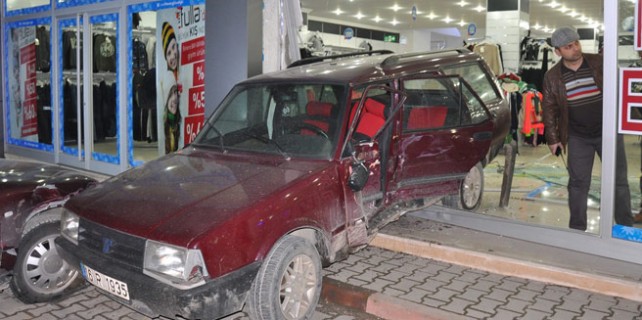 Bursa'da korku dolu anlar! 3 araca çarpıp AVM'ye girdi