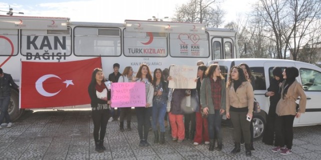 Bursalı genç kızlar Özgecan için yürüdü