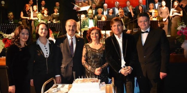 Konserde Sezen'e pasta sürprizi