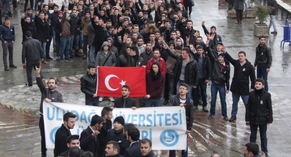 Ülkücü gençler yağmur altında Fırat için yürüdü