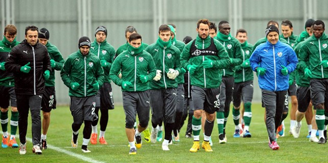 Bursasporlu futbolcular Mersin'e kilitlendi