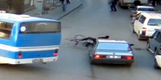 Motosiklet sürücüsü duran otobüsü göremedi!