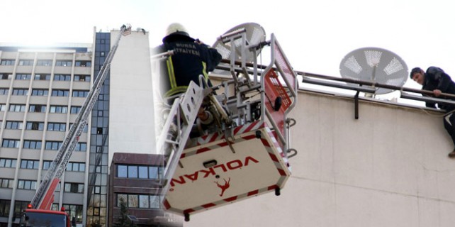 Bursa'da korku dolu anlar! İşten çıkarılınca 12. katta çıktı