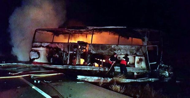 Bariyerlere çarpan otobüs alev alev yandı