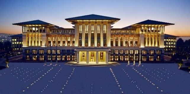 Üç dönemlikler 'Saray'a çıktı