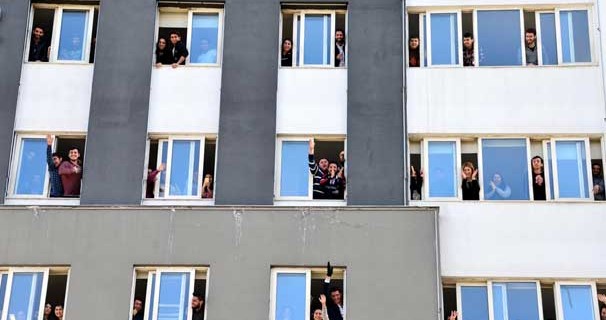 Onu gören pencereye koştu!