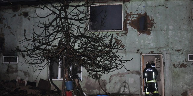 Bursa'da iki katlı ahşap ev küle döndü!