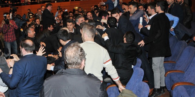 Ahmedinejad'a şok protesto, işte arbede görüntüleri!