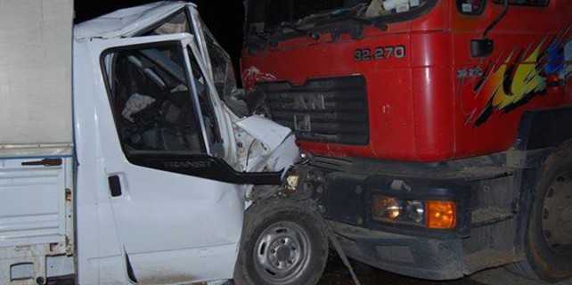 TIR'la kamyon kafa kafaya çarpıştı!