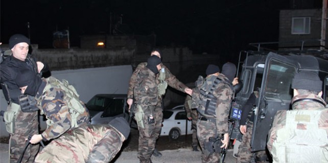 Eşini rehin aldı, karşısında onları gördü!