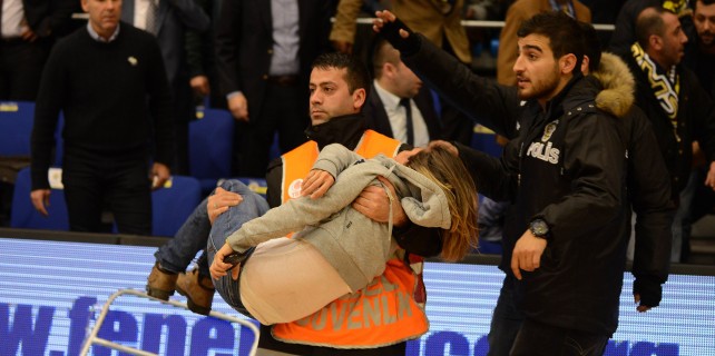 Derbi maçta olaylar çıktı