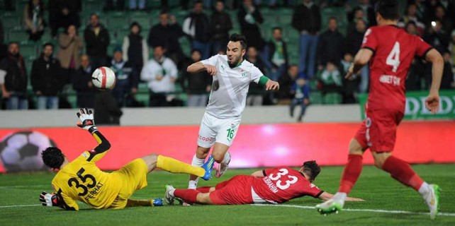 Bursaspor yine hakeme takıldı, umutlar rövanşa kaldı