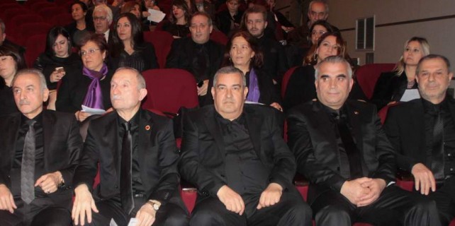 Bütün meclis üyeleri neden siyah giyindi