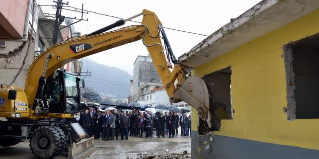 Büyükşehir yıkıyor Yıldırım yol alıyor