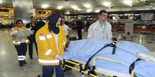 Uçak beklerken doğum yaptı! (video)