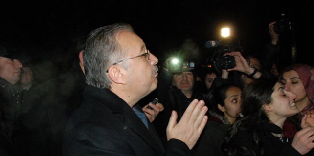 Kız öğrenciler ayaklandı, vali bile yatıştıramadı