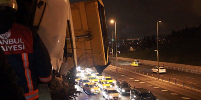 Devrilen kamyon bakın nerede asılı kaldı?