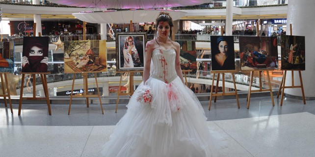 Kanlı gelinlik görenleri şaşırttı