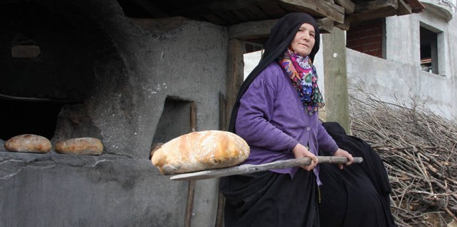Bu köyün kadınları ekmekten para kazanıyor