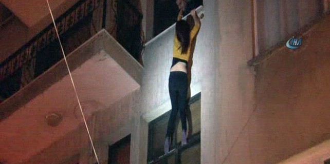 Genç kadın çıktığı pencereden böyle düştü