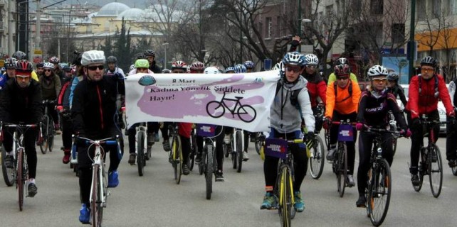 Kadına şiddete pedallı tepki