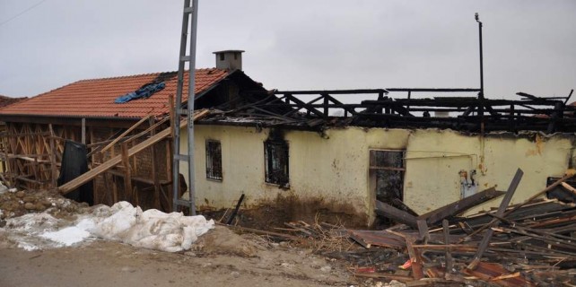 Dünyanın en eski kerpiç evini yakıyorlardı